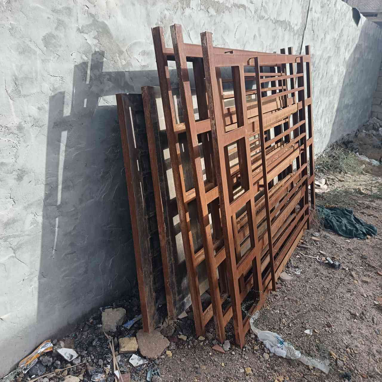 سلام عليكم عندي هاي شبابيك بعدهم مامستخدمات وياهن باب كامل بعدهم ممستخدمات ريدهن 300والله حته بعدني ماشادهن ***********
