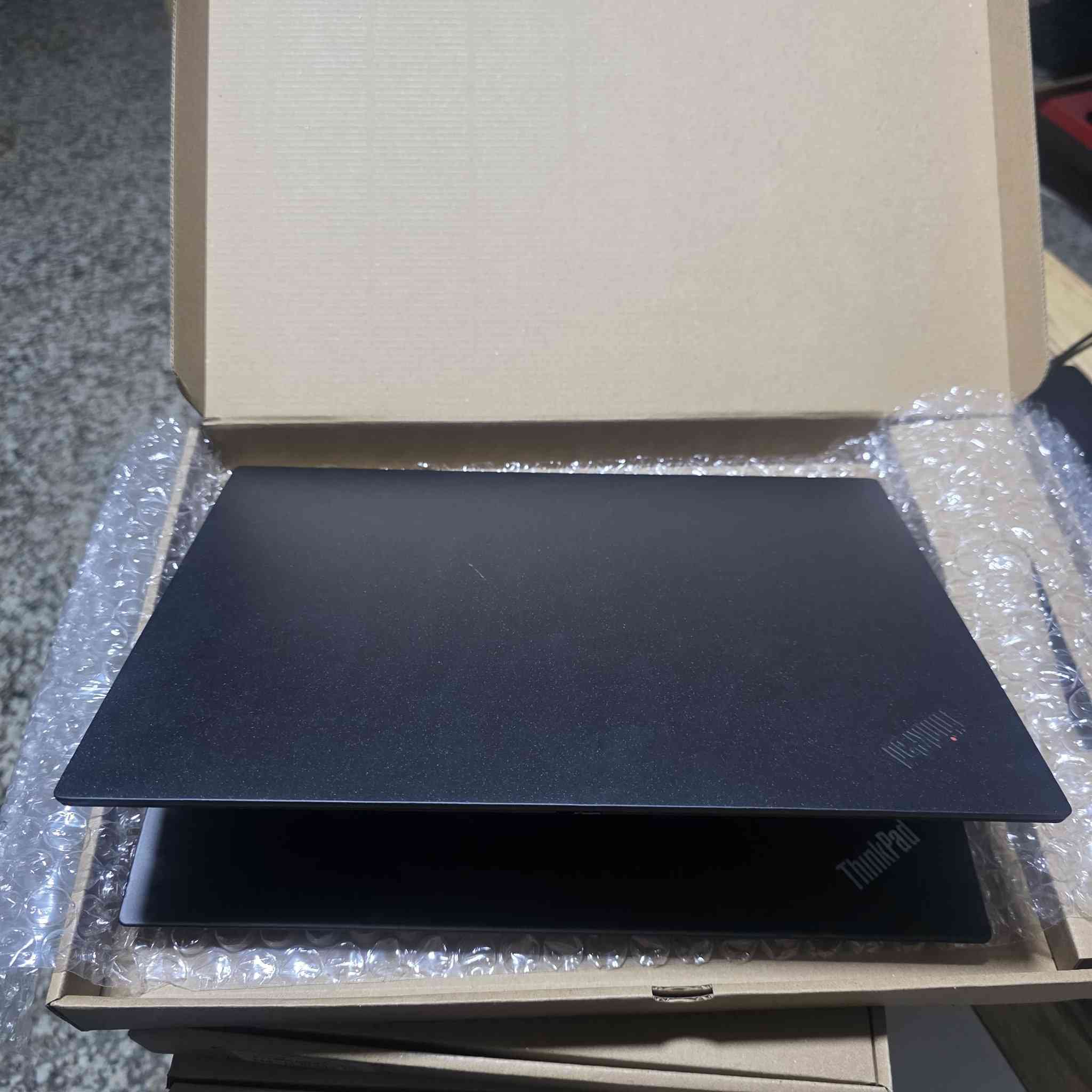 #اناقة_وتميز_الثنك_باد_من_لينوفو

💼 Lenovo ThinkPad L13 Gen2
المواصفات : 
🔹 المعالج: Intel Core i5 – الجيل 11
🔹 الذاكرة: 8GB DDR4
🔹 التخزين: 256GB SSD
🔹 كرت الشاشة: Intel HD Graphics 4GB 
🔹 الشاشة: 13.3 إنج FHD LED
🔹 المنافذ: Type-C (يدعم الشحن)

🔹 الحالة: وارد أوروبي غير مستعمل داخل العراق (كالجديد)
🔹 النظافة: 95% فما فوق
🔹 البطارية: بحالة جيدة (ضمان ساعة فما فوق)

🎁 يشمل هدايا: حقيبة + ماوس
🚚 توصيل مجاني

🔐 الضمان:
🔹 فحص وتشغيل أمام المندوب
🔹 استخدام لمدة أسبوعين – أي خلل مصنعي يتم الاستبدال بنفس الموديل

💰 السعر النهائي : 380,000 دينار عراقي


**إذا كنت صاحب هذا الإعلان وتريد حذفه لأي سبب، رجاءا أرسل رسالة إلى الدعم الفني**