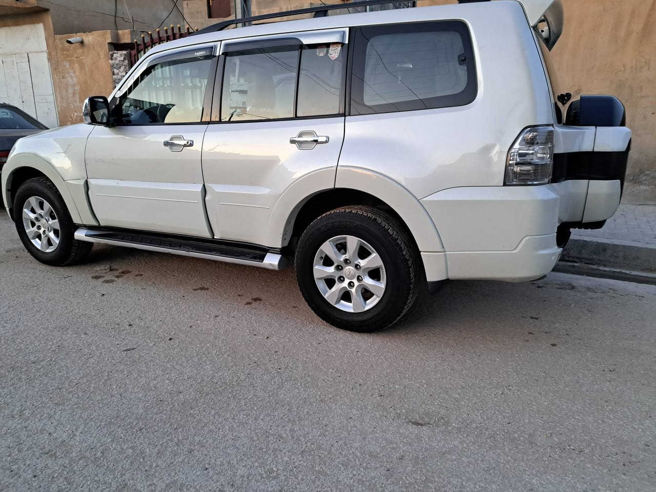 السلام عليكم
باجيرو 2016
 رقم اربيل دولي بسمي  تحويل تريد وكاله
حبتور فول 
دمام
سلايد روف
ثلاجة 
7 راكب
3 قطع تبريد 
جلد
كشنات كهرباء
شاشة وكامرة 
حساس  
زراك لايت 

فول تحكم ستيرن
داخل صاج
دركه صاج 3تحكمات
مري شفط
محرك 6 سلندر 3500
هذا رقم تلفون ***********
غير موجود على الفيس السعر ١٦٥
عنوان السيارة بابل
