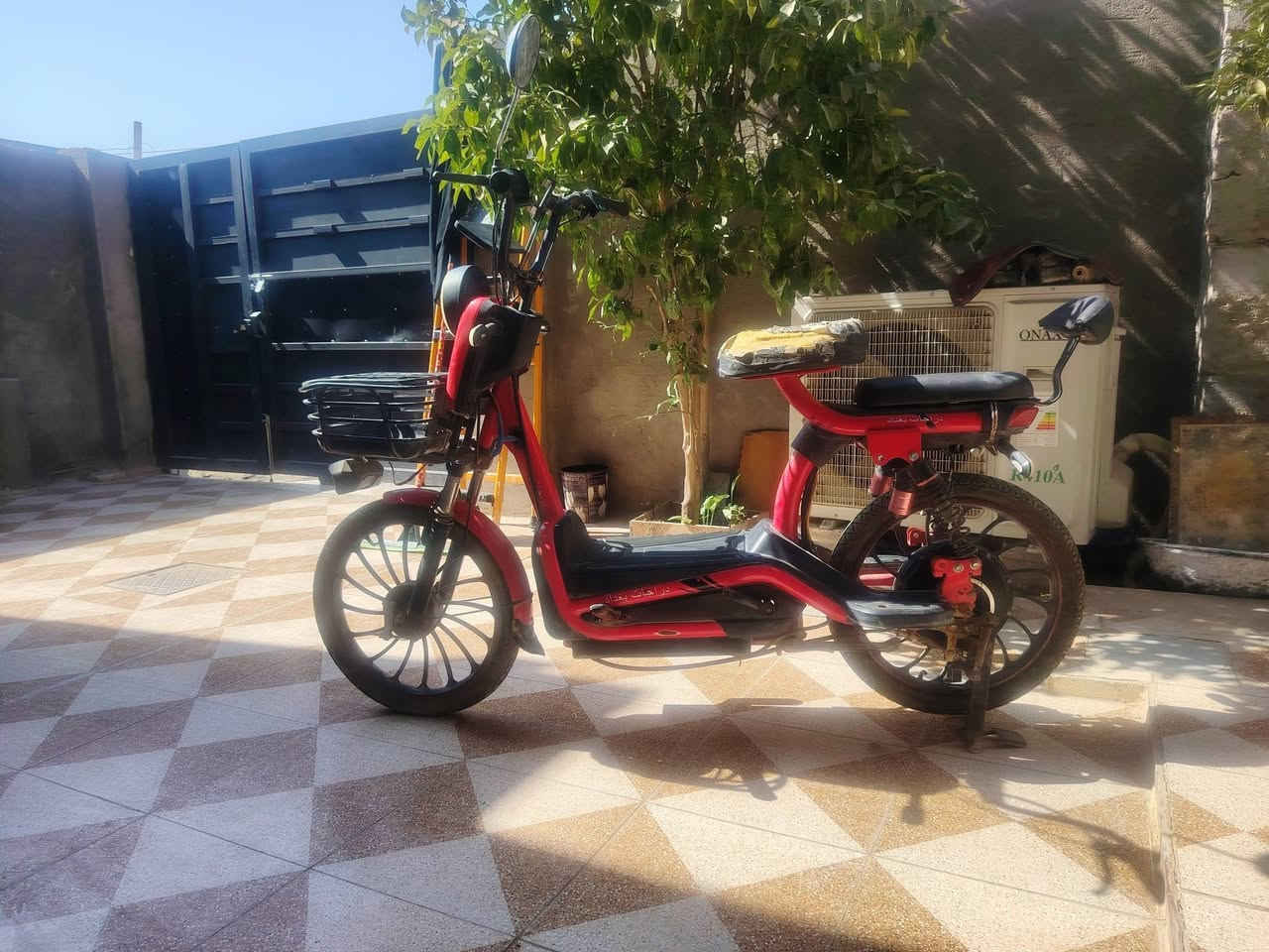 دراجه شحن البيع نضيفه كلش وحلوه بس نقص  البطاريات ما بيه السعر 150 /*********** العنوان ابو غريب قرب جسر ابو منيصير
