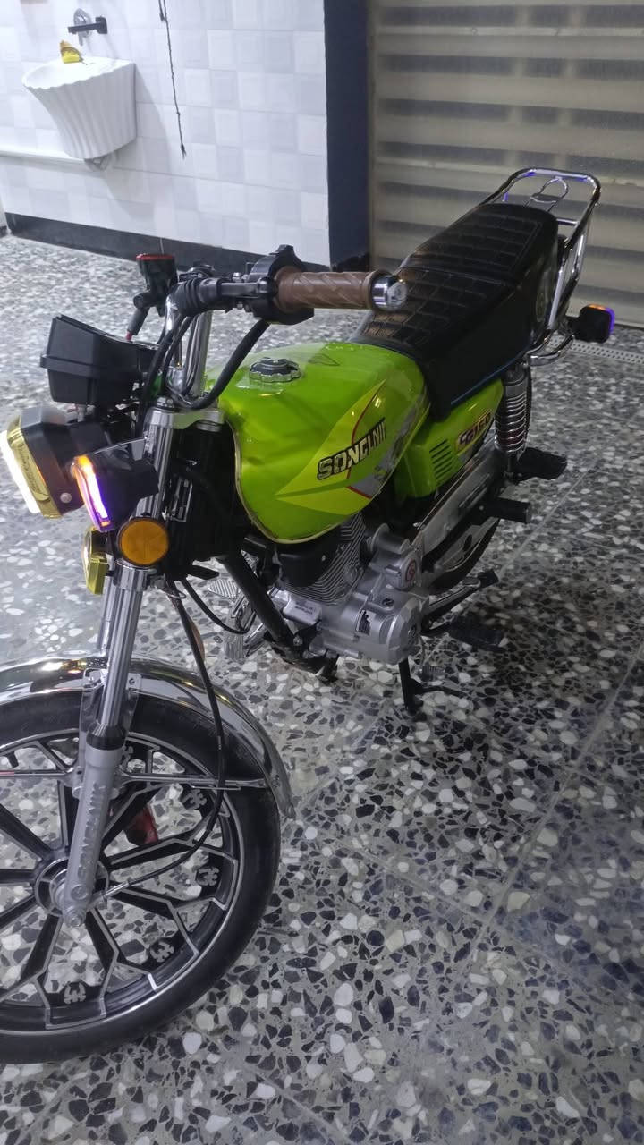 السلام عليكم دراجة البيع سيفان موديل ٢٥ مكفوله  عامه أوراق كامله الدراجه جديده وحلو مكينه 200 الشراي يتصل وبيه خير ويدلل ***********
