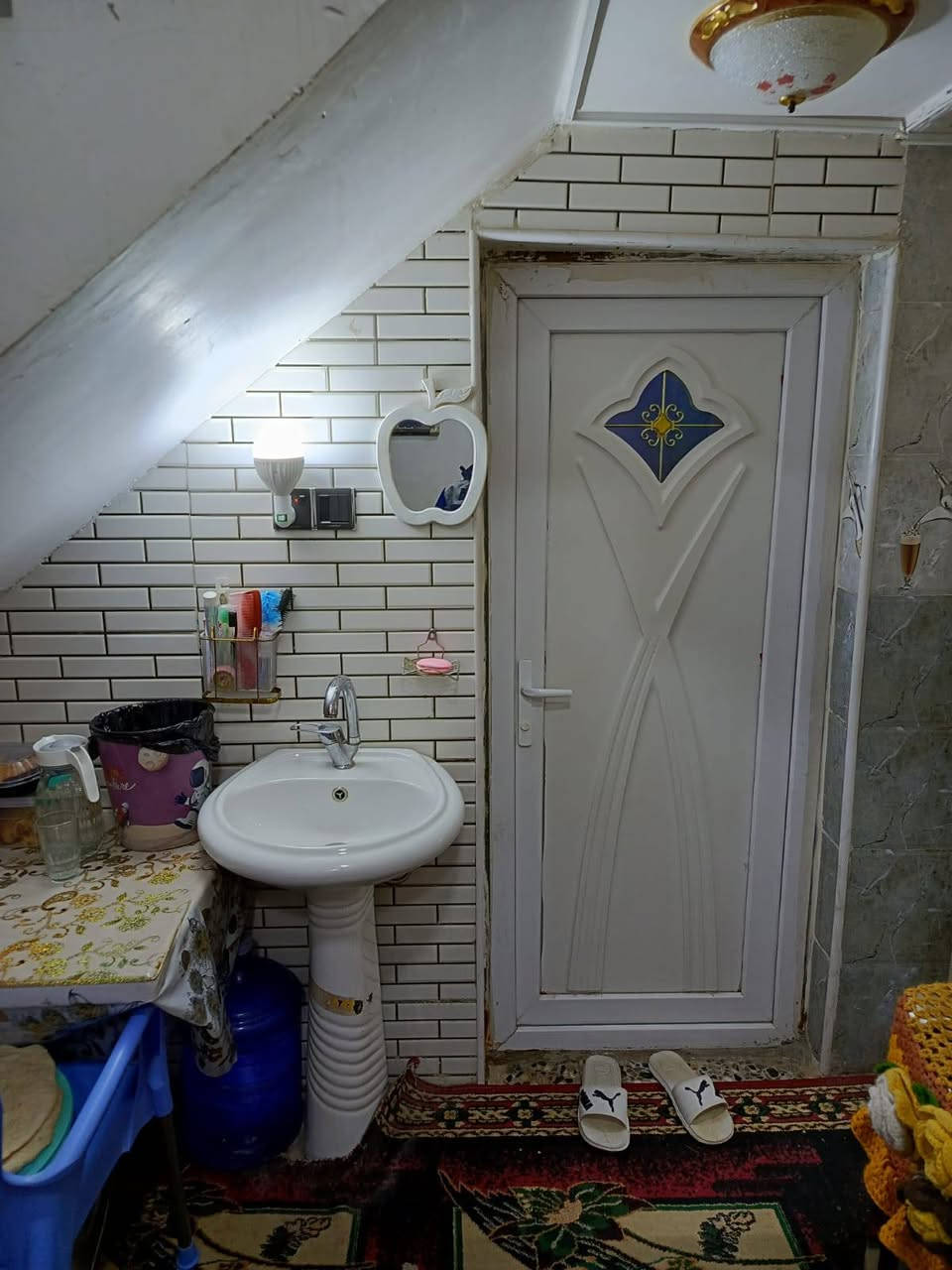 السلام عليكم بيت للبيع المساحه ١٠٠ متر طابقين البراكيه شارع المطار القديم َمقابيل نهايت شارع علكم طابو زراعي سند ٢٥ اساس صب كونكريت سقف صب كونكريت بناء طابوق البيت كامل من كلشي يحتوي على غرفتين استقبال صالتين مطبخ صحيات عدد ٣ السعر ٨٠ معه المجال الاستفسار على الرقم ***********
