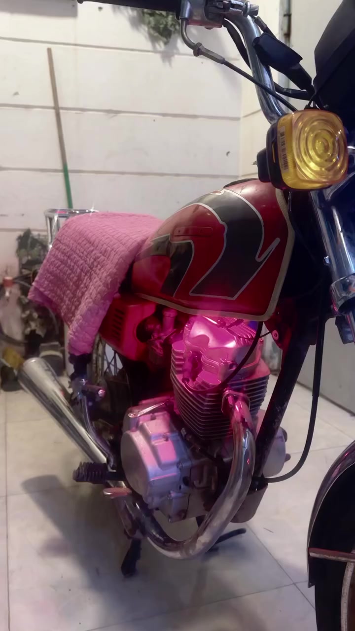 السلام عليكم اخوتي دراجه ارشه اربعه كير اوراق اصولي موديل ٢٠١٨طالعه ب٢٠٢٠احمد شهاب تحول مباشر باسمك كمرك مدفوع ما عده سنويه والوحه فول على اخر حبايه ناشفه وترايك وين متريد روح الي ياخذها راح يترحم الوالديه 
للاستفسار 
***********واتساب موجود
