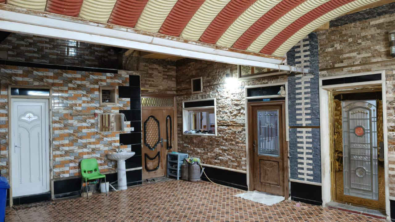 🏠 للبيع بيت سكني جاهز 🏠
📍 الموقع: [الحمزة الشرقي  / الحي الحسين قرب المتنزة]
📏 المساحة: [200 متر ]
🛋️ المواصفات:

عدد الغرف: [4+غرفة سويت مع الحمام]

عدد الحمامات: [4 حمامات]

صالة + مطبخ +إستقبال+كراج (حسب الموجود بالصور)
✅ البيت جاهز للسكن مباشرة
✅ البيت طابو رسمي

📞 للاستفسار والاتصال: [***********]
