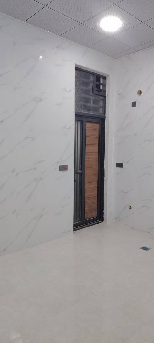 دار للبيع 100م طابقين 3 غرف جديد مامسكون بناء درجه اولى موقع الدار حي الاطارات على حديقه
 للاستفسار الاتصال على الرقم ***********
