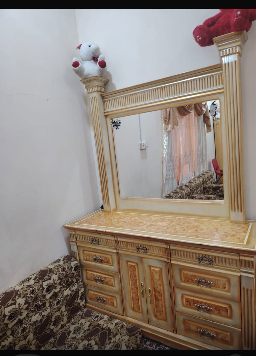 السلام عليكم غرفه نوم   للبيع مستعمله  نضيفه   السعر 650 وبيه مجال  المكان البصره الزبير  الرقم ***********
