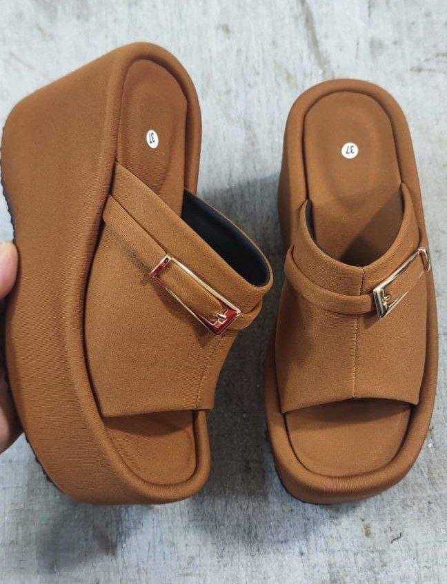 سابو نسائي صيفي كعب روكي عالي مريح أرضية خفيفة الوزن مريحة متوفر بأرتفاع أقل وبجميع الألوان حسب الطلب جودة عالية صناعة تركية للبيع بالجملة 
(متوفر مقاسات من 35 حتى 41 حسب الطلب)
#nayashoesmoda_slippers_wedge#


**إذا كنت صاحب هذا الإعلان وتريد حذفه لأي سبب، رجاءا أرسل رسالة إلى الدعم الفني**