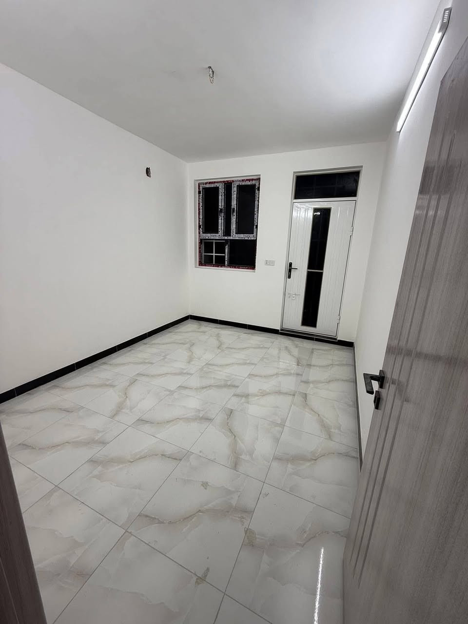 سلام عليكم 2 مشتملات للبيع مساحة 50 متر بناء حديث درجة اولى طابو صرف يحتوي على طرمة وصالة ومطبخ وغرفة نوم جوه ومنور وخدمات والطابق الثاني يحتوي على غرفتين نوم ومطبخ صغير وخدمات وبيتونه وسطحين ابواب تركية شبابيك الألمنيوم شارع عريض 15  متر العنوان بغداد منطقة القاهرة خلف تانكي الماء مقابيل سنابل لبنان قريب جامع نداء
الاستفسار على رقم 
***********
