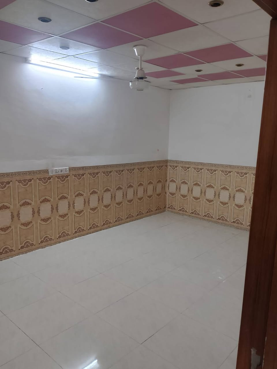 السلام عليكم 
مشتمل طابق ثاني لايجار ٢٠٠ متر
غرفتين نوم +مطبخ + هول + صحيات + سطح 

الايجار / 200 الف والماء والكهرباء علئ ابو بيت 

العنوان / حي العسكري قرب صيدلية طيبة 
لاستفسار /***********
