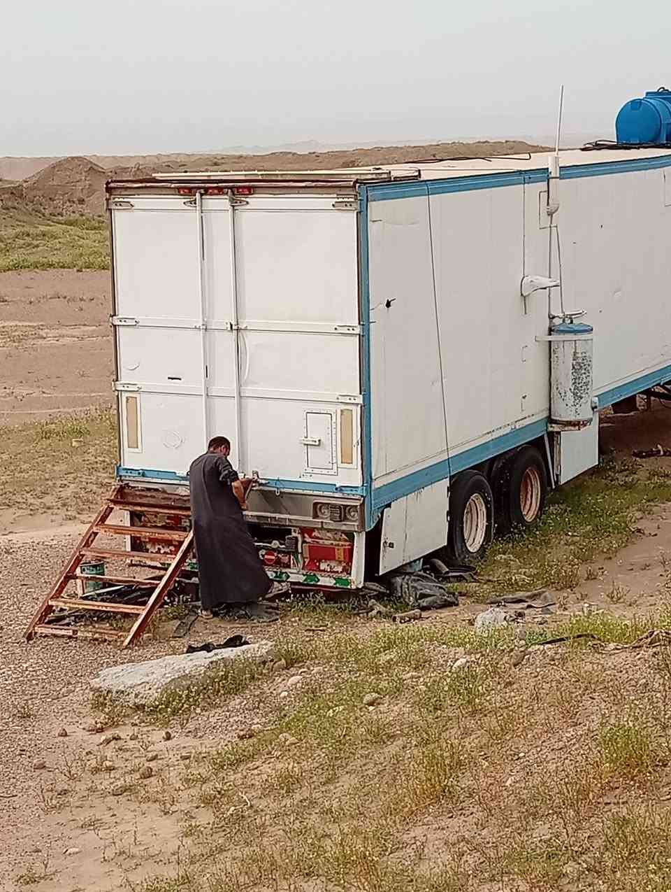 للبيع كرفان متنقل  بل اصل براد امريكي طوله 16 متر يحتوي عله ٢ غرف ومطبخ وصاله
مكانه العماره جلات 
سعره 5 ملاين
جاهز كهرباء وماء 
***********
