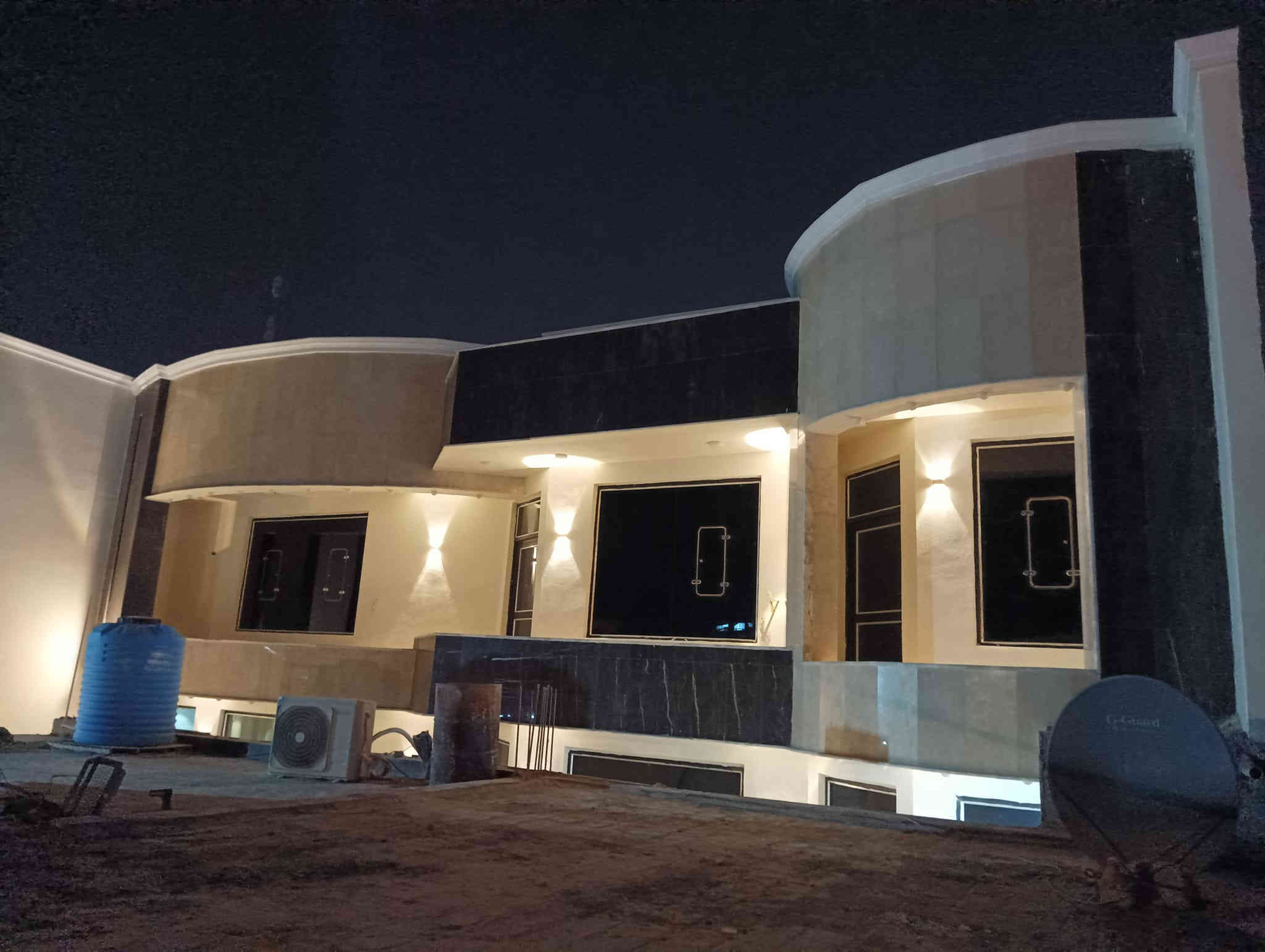 السلام عليكم.....
بيت للبيع طابو صرف بناء حديث ٢٠٢٢ بحي الامام حي الضباط الاولى سنتر بشارع الكابينات مساحته ٤٠٥م واجهه ١٨ ونزال ٢٢.٥طابقين ويحتوي على ثلاث محلات تجارية مؤجرة ماعدا شقة غير كاملة.علما ان جميع زجاج البيت مقاوم للكسر.عرض الشارع ٢٠ متر
الطابق الارضي/غرفتين نوم وكلدور وصالة ومطبخ ومجمع صحيات داخلية وخارجية وكراج سيارات وحديقة 
الطابق الثاني/ثلاث غرف نوم وكلدور ومجمع صحيات 
للاستفسار الاتصال على الرقم/ ***********
