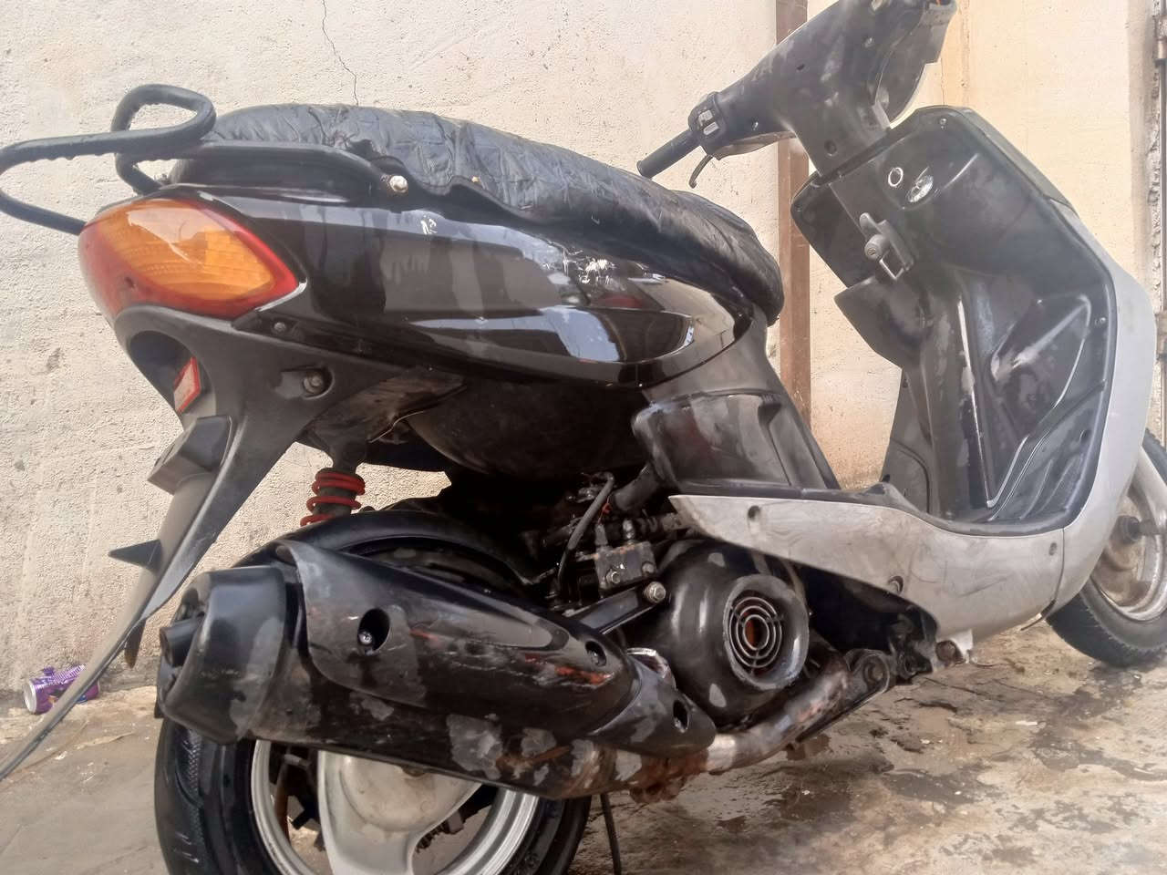 السلام عليكم ماكس قرده ((مامفتوحه))مكينه ناعمه تخبل دراجه شغاله من طول لطول كلشي مانقصه دبلات خلفي امامي شغال 
مكاني //بصره القرنه 
السعر ٤٥٠ وبي مجال 
رقمي //***********
