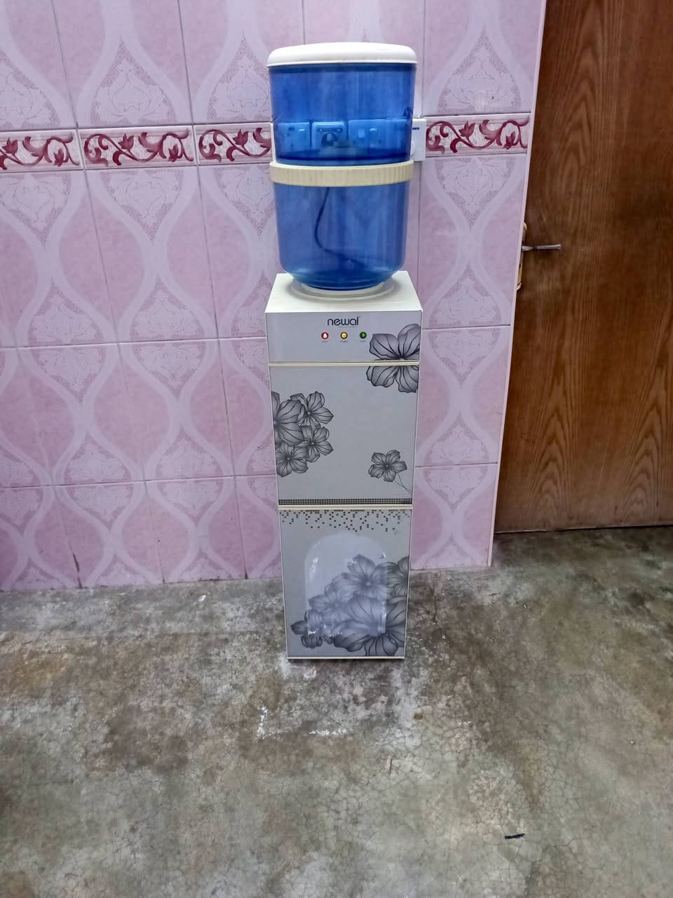 سلام عليكم براد شغال شرط حار بارد ثلاجه كل عيب مابيه كله شرط فول نضافه السعر 60وبيه مجال مكاني كركوك حي عسكري شراي اتصل ***********
