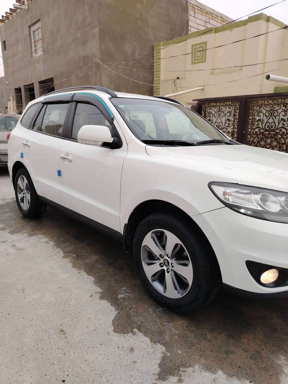 السلام عليكم سنتافي موديل ١٢ مكينه ٤ رقم اربيل دولي ل ٢٨ مكانها ديوانيه جديده السياره بيها شبر جوه قبق البانزين فول عده البصمه السعر ١٤٥ وبيها مجال اتصل ***********
