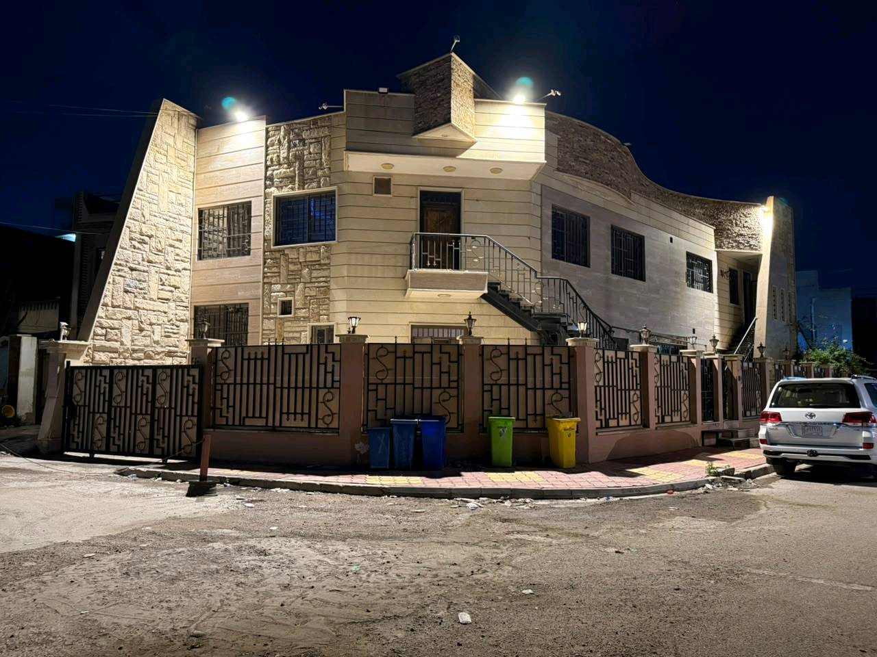 سلام دار للبيع مساحة الدار ١٥٤متر ركن على شارعين قريب جامع الشواف محلة 616
لتصوير لاول للبيت للطابق لارضي غرفتين نوم كبار 
ومخزن وحمامين ومطبخ كبير وصاله واستقبال
وجلسه عربيه وغرفة لوندري
ومناور ثنين
 وتصوير ثاني للشقه غرفتين نوم وصاله ومطبخ وحمام.. لشقه الثانيه  (غرفتين نوم)وصاله ومطبخ وحمام 
بي كراج سرداب اربع سيارات
 لسعر المتر الواحد42$
 للتواصل ***********