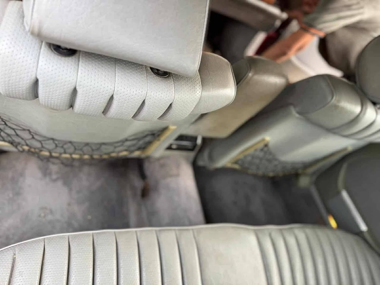 السلام عليكم /
مرسيدس رئاسـي SEL300 خليجية اصل

الموديل 1991 اصل مكينة 300قبق اسود عنكبوت بلاد
الباب الطويل لون كرزي 
(رقم انبار انكليزي تحويل ثاني يوم )
السياره دواخلها كلش حلوه غرفتها لوك 
تخم تاير جديد دبل مروحه هورن 
جام اربعه كهرباء
سلايت ستيرن كهرباء اريل كهرباء منضومه بانزين بأكملها وارد من تانكي وانت نازل كله جديد وارد حداديه خير من الله سياره احله من الصور ومتعوب عليها مو تلزيك مكانها بغداد شارع حيفا رقم الهاتف (***********)   السعر 105وبيها مجال لشراي
