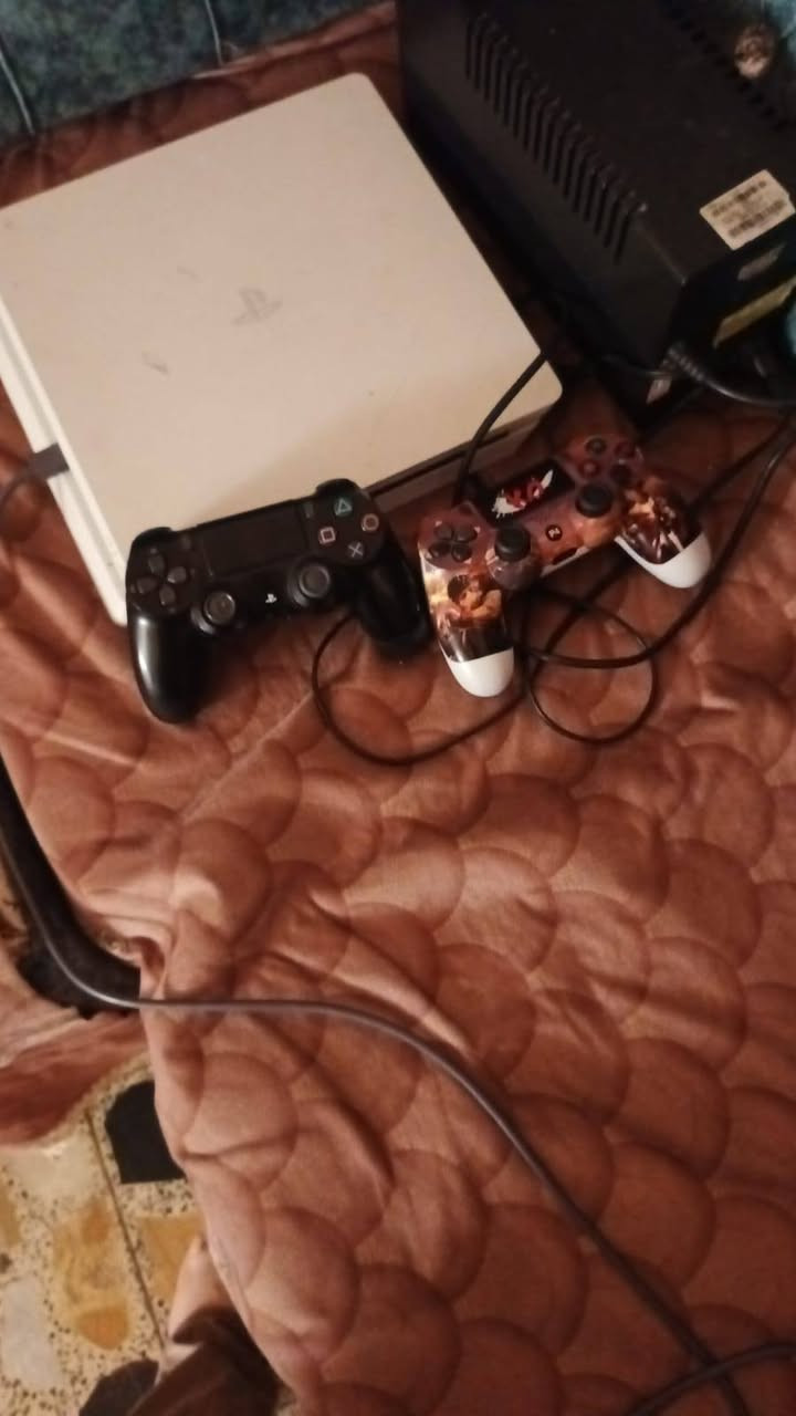 بلي 4 سلم  مهكر نضيف مامفتوح  نظام 12.50 كامل الملحقات  
يدات 2 و يو بي اس السعر 330 وبي مجال


**إذا كنت صاحب هذا الإعلان وتريد حذفه لأي سبب، رجاءا أرسل رسالة إلى الدعم الفني**