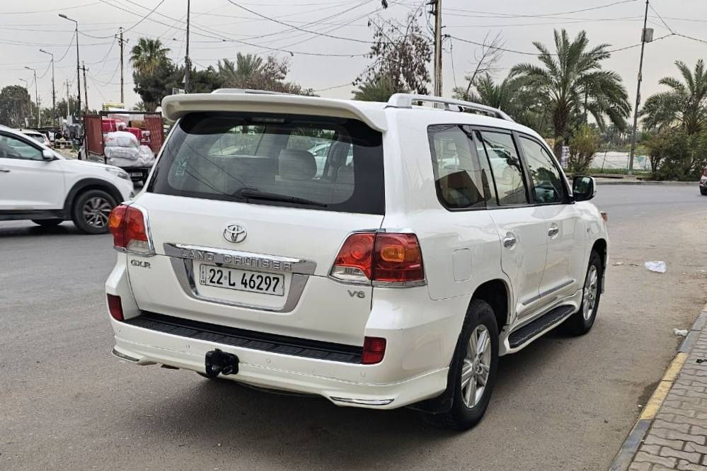 السلام عليكم👋
لاند كروز سعوديه ام الدعاء (موديل 2010) رقم اربيل تحويل مباشر بأسمي 
السياره فول مواصفات سلايد روف/3 قطع تبريد /تلفزيون/شاشات خلفيه/7راكب/ثلاجه/ بصمه/كشنات جلد/ مكينه 6 سلندر
بيهه صبغ فقط بالجاملغ الخلفي بدون ضربه 
السعر  (💰$ 295💰) وبيهه مجال
المكان بغداد الصليخ 
📞📞***********
