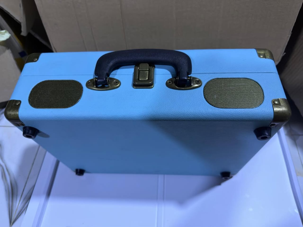 قطعة من الزمن الجميل 
مشغل أسطوانات Retrolife الكلاسيكي للبيع 🎼✨

تصميم أيقوني: يأتي بلون سماوي هادئ وجلد فاخر مع زوايا معدنية كلاسيكية تعيدك إلى حقبة الستينات.

تحفة فنية: ليس مجرد جهاز موسيقى، بل هو قطعة ديكور فخمة (Vintage) تلفت الأنظار في الصالة أو المكتب.

تكنولوجيا حديثة بداخل كلاسيكي: يدعم تشغيل جميع أنواع الأسطوانات بـ 3 سرعات، بالإضافة إلى ميزة البلوتوث لربطه بهاتفك واستخدامه كسبيكر.

المواصفات التقنية:
• سماعات ستيريو مدمجة بصوت نقي ودافئ.
• منفذ للسماعات ومنفذ AUX.
• حالة الجهاز جديد مع محولة 

السعر يبدأ من ٨٥ الف دينار عراقي


**إذا كنت صاحب هذا الإعلان وتريد حذفه لأي سبب، رجاءا أرسل رسالة إلى الدعم الفني**