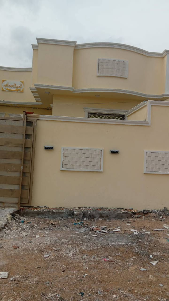 #اسعد_الله_اوقاتكم_بكل_خير
هذا البيت لايفوتك سعر مناسب جداً

#جنس_العقار :: ملك صرف زراعي عراقي نموذج 25

المكاتبة مع صاحب الأرض مباشر 

……………

#المساحة :: 210م / الواجهة 10 والنزال 21

#الخدمات :: ماء كهرباء شارع 10م أنارة 

#موقع_خدمي :: سيارات لمركز البصرة / وداخل القضاء

العنوان :: البصرة - إبي الخصيب العوجه شارع السندباد 

#يحتوي ::  كراج . صحيات خارجية

حديقة واسعة . للبيت #ثلاث_مداخل :: مدخل صالة

مدخل أستقبال . مدخل للمطبخ . مناور عدد 2

أستقبال . مطبخ . موزع غرف . ثلاث غرف منام . درج .

صحيات داخلية . صالة معزولة عن موزع 

…………..

البناء 2026 / حديث كونكريت .

………….

#السعر_المطلوب :: 110 مليون وبي مجال بسيط

…………
#لاستفسار الاتصال على الهاتف 📞📳
📳((*********** ))📳
