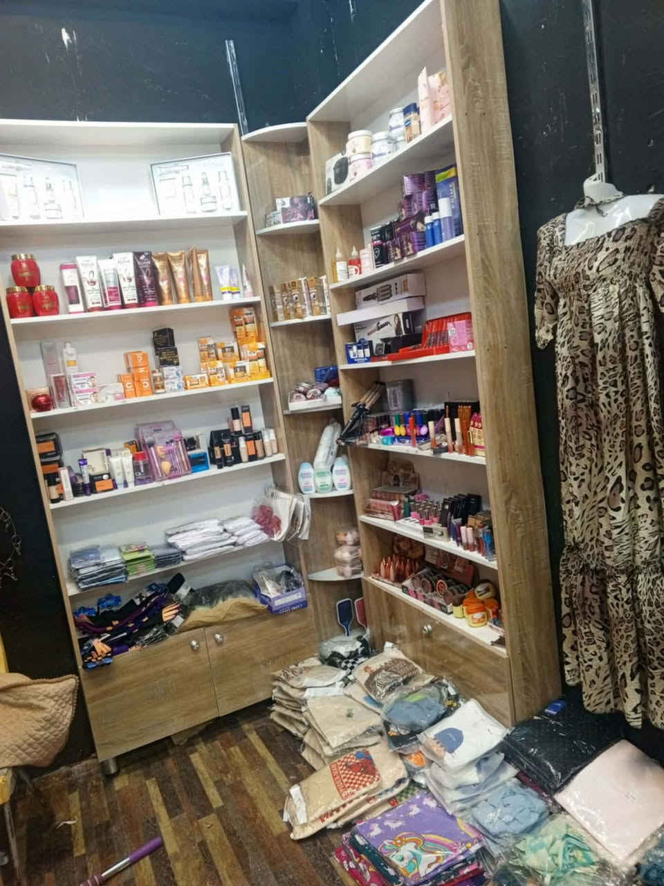 كوزمتك للبيع 
مكانه كربلاء حي العسكري يم سوك العابد
الاستفسار اكثر اتصال برقم ***********
مكلفه بلنشر
