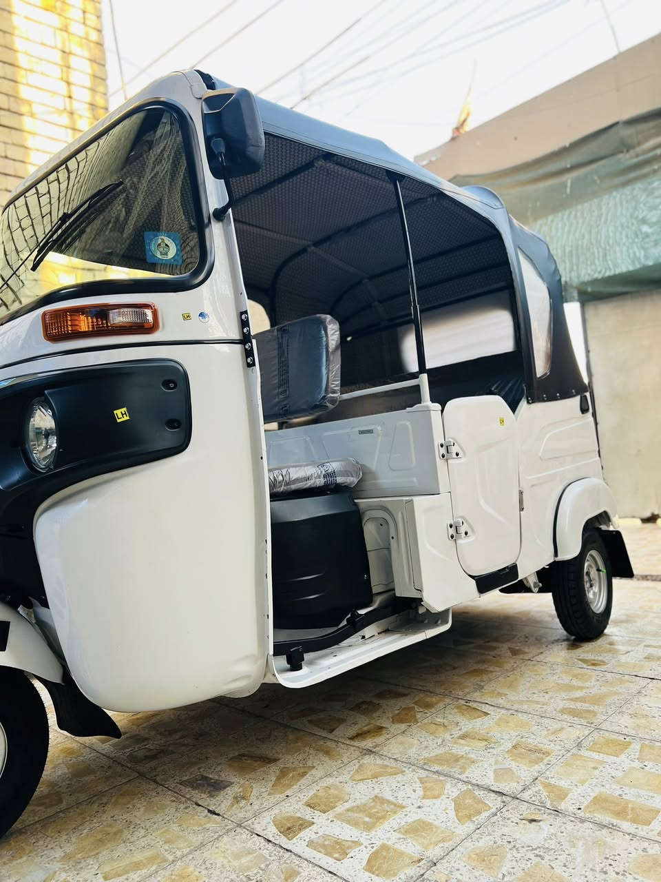 البيع تكتك موديل 21 / 11على وضع شركه كله كامله مابيه اي نقص محرك كشر مكفول فقط طخه بصيطه يم بك لايت كهربائيات كله شغال هندر شغال بسمي فحص هزه داخله جديد مكاني بغداد حي اور فقط شراي يتصل ***********
