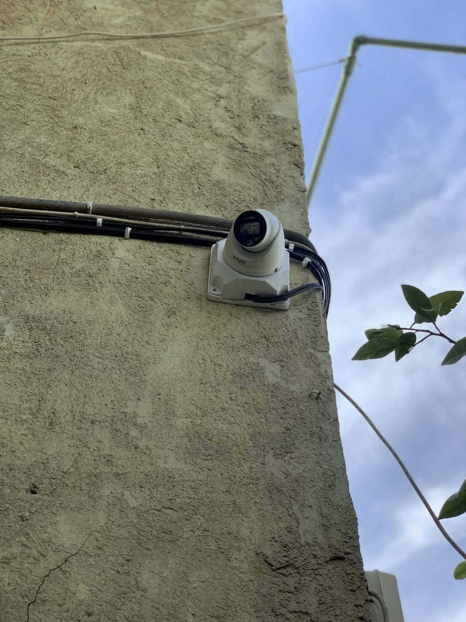 إتقان العمل ..فضل من الله .تم بفضل الله عمل وتجهيز كامرات شركة دهوا 2ميكا بكسل نظام دائري نظام صوت عدد 5 واضافه 3 تم تنصيب 8 كامره اصلي ضمان في طويريج منزل العزيز  السيد ابوبشار .وربطها علئ الهواتف الذكيه عمل.وتجهيز وصيانه كافة انواع الكامرات اصلي ضمان وبانسب الاسعار السده.المفرق للاستفسار الاتصال *********** متواجد عالرقم دائما
