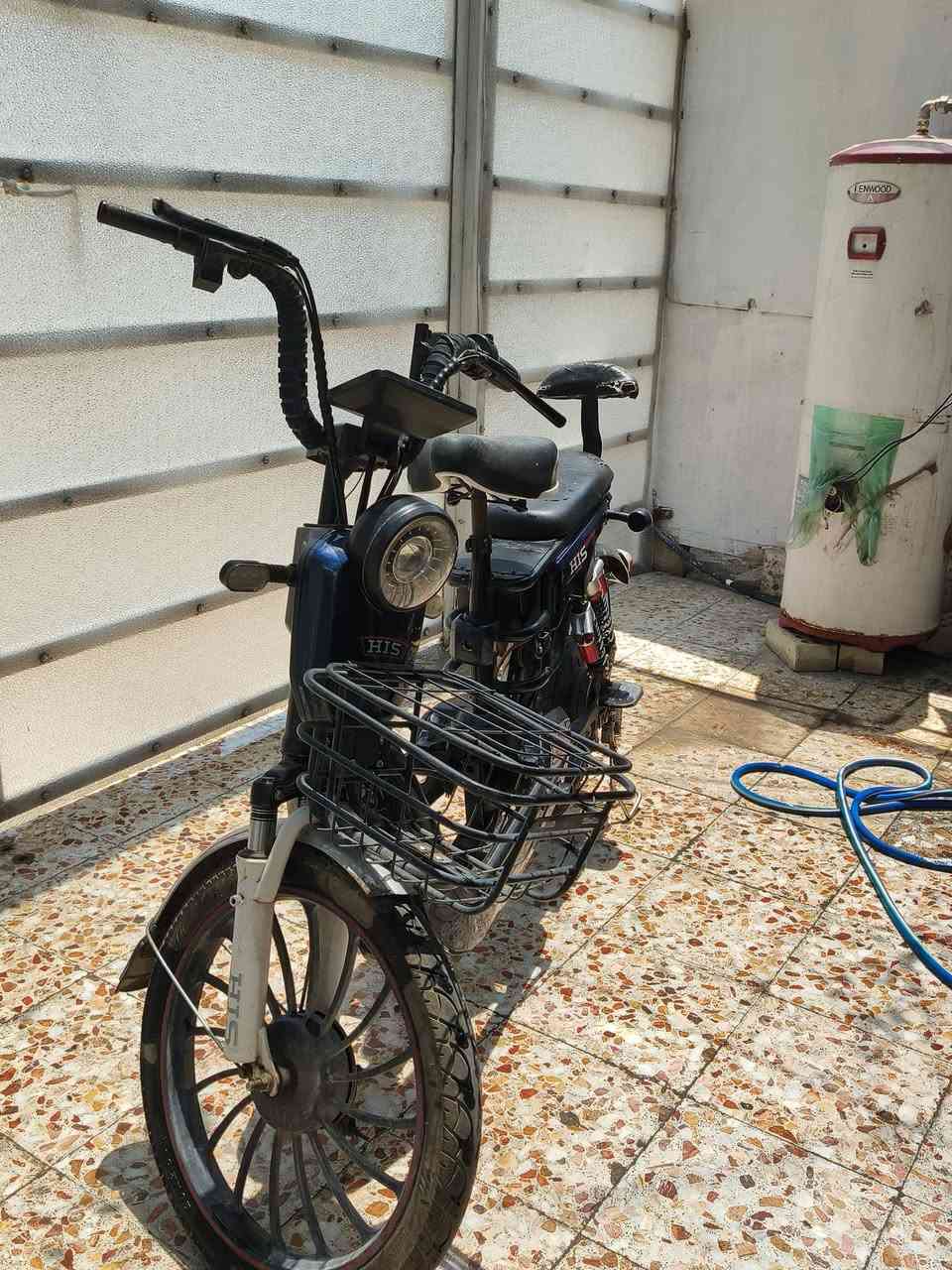 السلام عليكم دراجة شحن🔋⚡ نقص بطاريات + تاير خلفي و سرج الدراجه مهموله لكن شغاله اذا تشد الها بطاريات قيم سعر و اخذها *********** متوفر واتساب
