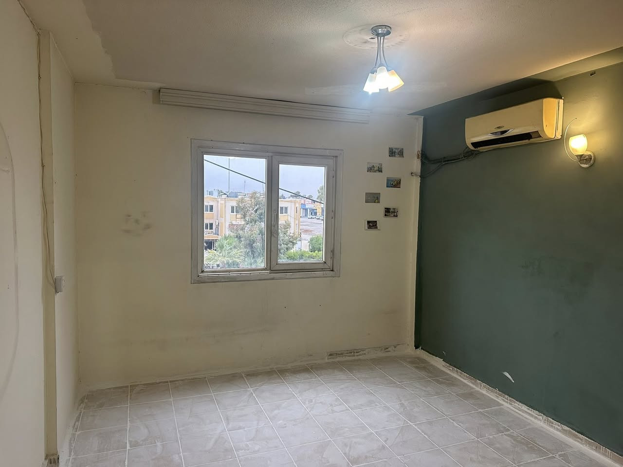 شقة للايجار بمجمع هانا ستى قرب سايدين المناره
الشقة طابق ثالث 
غرفتين نوم و صالة و استقبال و مطبخ و بالكون و مخزن
بي كونتر و سبالت
الايجار ٣٥٠ الف
***********
