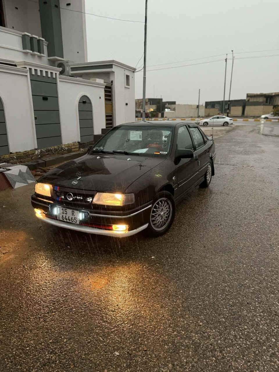 فكتره 92 رقم انبار نكليزي
محرك 2000 مال استره 2004
شاده حاويه 
فتحه سقف شقاله
صدر جديد 
تخم تاير جديد
كهربائيات كله شقاله
 السعر 33 وبيه مجال
مكان السياره فلوجه 
***********
