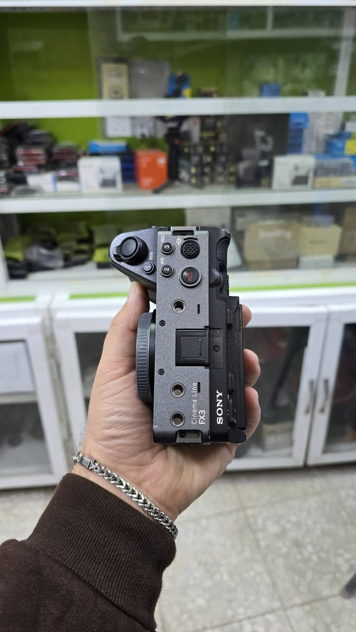 SONY.FX3 سعر بدي 4ملاين و150الف
SIGMA.24.70F2.8 سعره مليون و50الف 
نضافه فول كامل ملحقات اصليه كارتون 
مكاني بابل 
***********
***********
