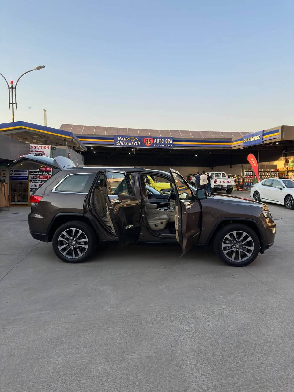 جيب گراند شيروكي 2018 (خليجي وكالة هارلم)
فول مواصفات 4x4 Limited Plus 

دفع رباعي ، بانوراما ، 3 شاشات ، كشنات تبريد و تدفئة ، حساسات امامي و خلفي ، شاشة كار بلي

كفالة عامة بدون حادث بدون صبغ بدون تبديل
حتى الدعاميات بشرط ماشية قليل 59 مايل
سيارة جديدة كلش و متصرف دينار عليهة

كلشي بيهه بشرط كير ومحرك وكهربائيات وصدر بدون نقص برغي

رقم وسنوية وهزة جديدة بأسمي 
مكاني اربيل 
السعر ( 249 ورقة ) وبيهه مجال للشراي

***********
***********
