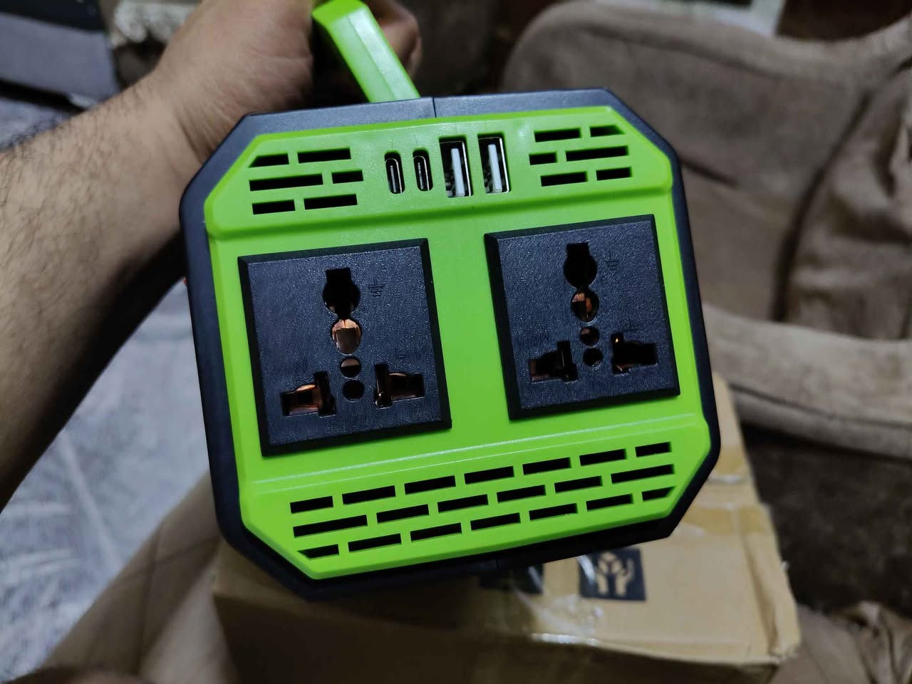 مميزات الجهاز:
​قوة أداء عالية: قدرة تصل إلى 1000W لتحويل طاقة البطارية (12V) إلى كهرباء منزلية (220V/230V).
​تعدد المنافذ:
​2 منفذ AC Outlets (تشغيل أجهزة اللابتوب، الشاشات، أو الأجهزة الصغيرة).
​2 منفذ USB-A لشحن الموبايلات.
​2 منفذ PD USB-C للشحن السريع للأجهزة الحديثة.
​شاشة ديجيتال الذكية: لمراقبة جهد الداخل (Input) وجهد الخارج (Output) لحظة بلحظة.
​تصميم مدمج وسهل الحمل: مزود بمقبض مريح ووزن خفيف يجعل تنقله سهلاً جداً.
​نظام حماية متطور: مزود بمروحة تبريد داخلية للحماية من الحرارة الزائدة وضمان استقرار الأداء.
​📐 المواصفات التقنية:
​الموديل: 1000W
​المدخل: DC 12V
​المخرج: AC 220V/230V
​الأبعاد: 22.5 سم × 13 سم (تصميم موفر للمساحة).
​📍 الحالة: جديد (بالكرتونة) بغداد, العراق


**إذا كنت صاحب هذا الإعلان وتريد حذفه لأي سبب، رجاءا أرسل رسالة إلى الدعم الفني**