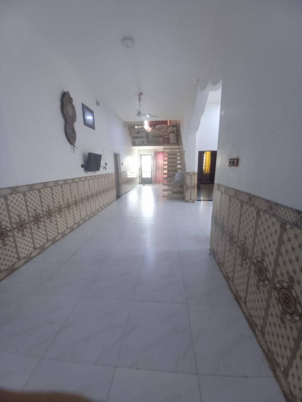 سلام عليكم بيت مساحه دونم ونص البنأ 450 مكون من اربع غرف  وثنين مطابخ حار و بارد الاستقبال اثنين خارجي وداخلي.    مساحت الاستقبال الداخلي 10 و الخارجي 13.  صحيات داخليه و خارجيه   يحتوي على حديقه
مكلف بل نشر للاستفسار الاتصال على الرقم ***********
