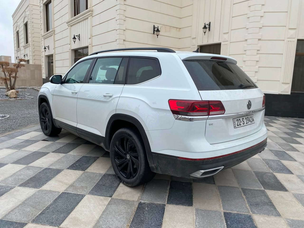 يالله
السلام عليكم 
للبيع – Volkswagen Atlas SE 2023
فولكس واكن اطلس فاملي فول مواصفات
 (عدا الفتحة)
سيارة عائلية قوية، مريحة، ونظيفة جداً
⚙️ المواصفات:
 • محرك 2.0 تيربو اقتصادي
 • دفع أمامي
 • تشغيل بصمة + تشغيل عن بُعد
 • شاشة كبيرة تدعم Apple CarPlay و Android Auto
 • 7 مقاعد – 3 صفوف
 • جلد قرميدي فاخر
 • تبريد ثلاثي + تحكم كهربائي بالمقاعد
 • جنوط رياضية 20 إنج أسود
 • أضوية LED كاملة
 • كاميرا خلفية + حساسات أمامي وخلفي
 • نظام النقطة العمياء
 • تحذير اصطدام + كبح تلقائي
 • مثبت سرعة ذكي (Adaptive Cruise Control)
 • نظام مراقبة المسار
 • باب خلفي كهربائي يُفتح بحركة القدم
📌 ملاحظة: حادث خفيف (صبغ بند فقط) موضح بالصور
📍 رقم أربيل
📍 السيارة موجودة بغداد

💰 السعر 235$

📞 للاستفسار: ‭***********‬

