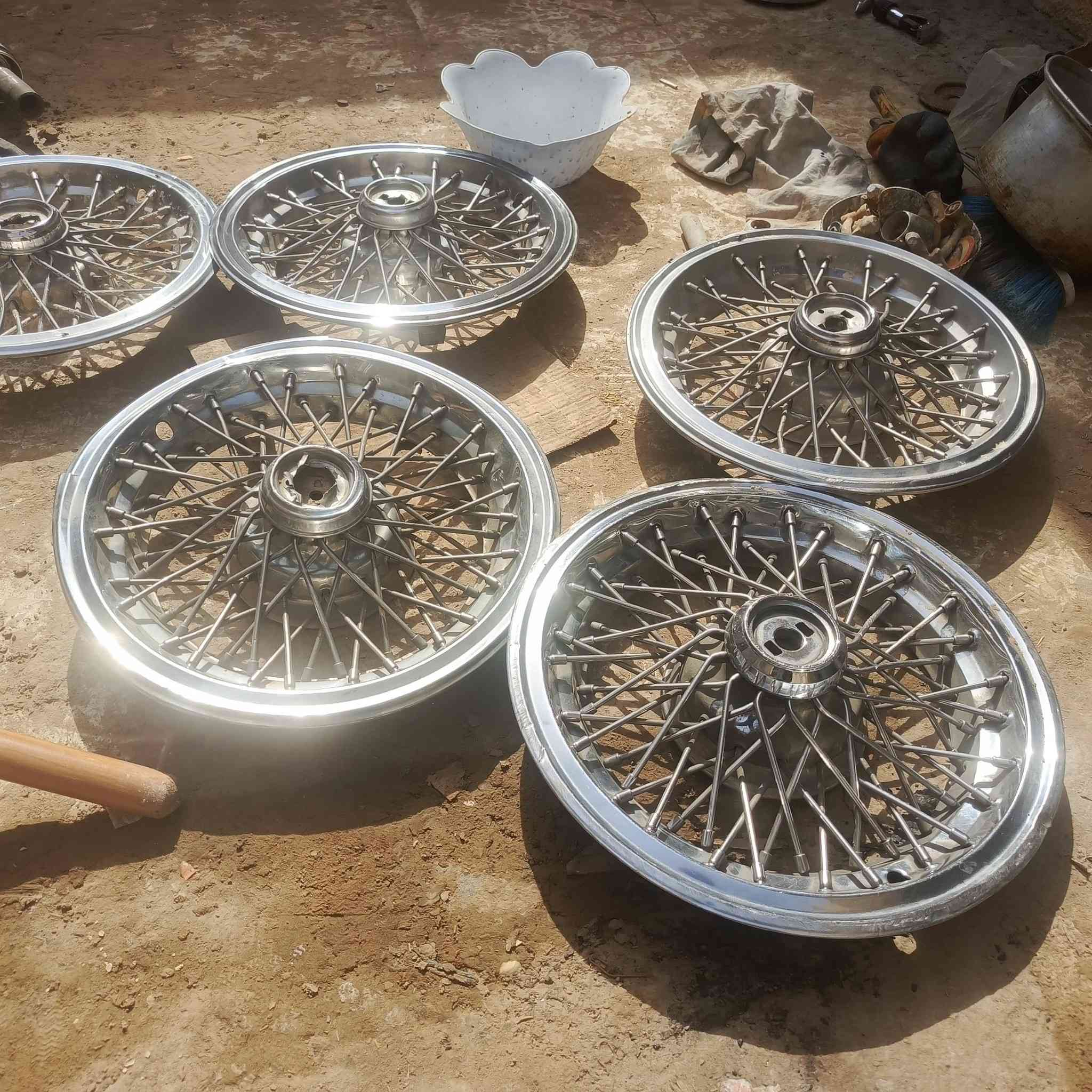 السلام عليكم عندي مئات كابرس للبيع ***********
