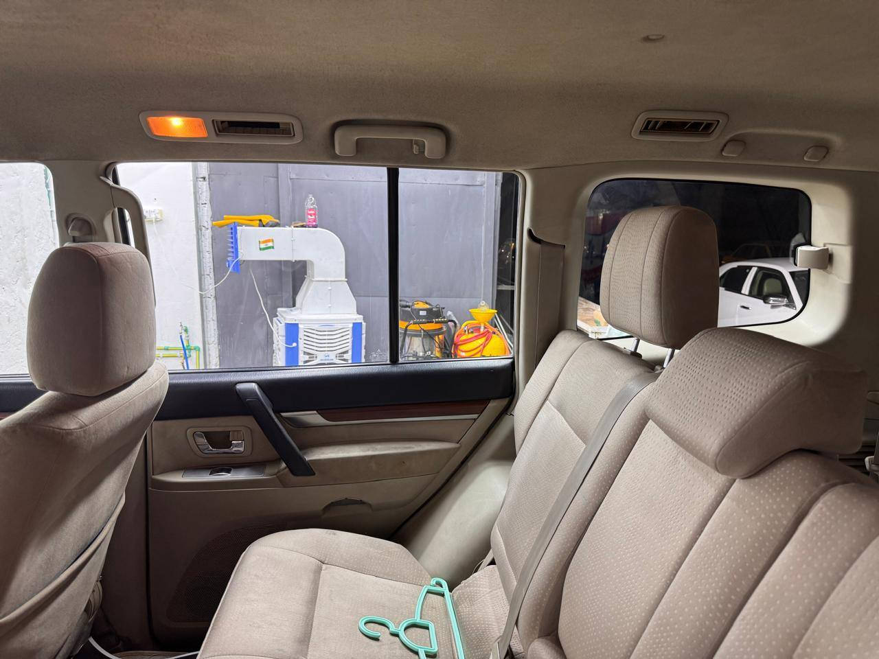 السلام عليكم
باجيرو 2008خليجية 
محرك ٦ سلندر حجم 3000
 دبل كير
 فور ويل
 تحكم إستيرين
 كامره شاشة 
جام كهرباء
ماشية ١٨٠ ألف قابلة للزيادة 
ملاحظة:- السيارة جديده وكلشي بيها على وضع الشركة بيها بأرد بالجاملغ الأيمن فقط
رقم بغداد بسمي انكليزي
السعر 125
للاستفشار ***********
