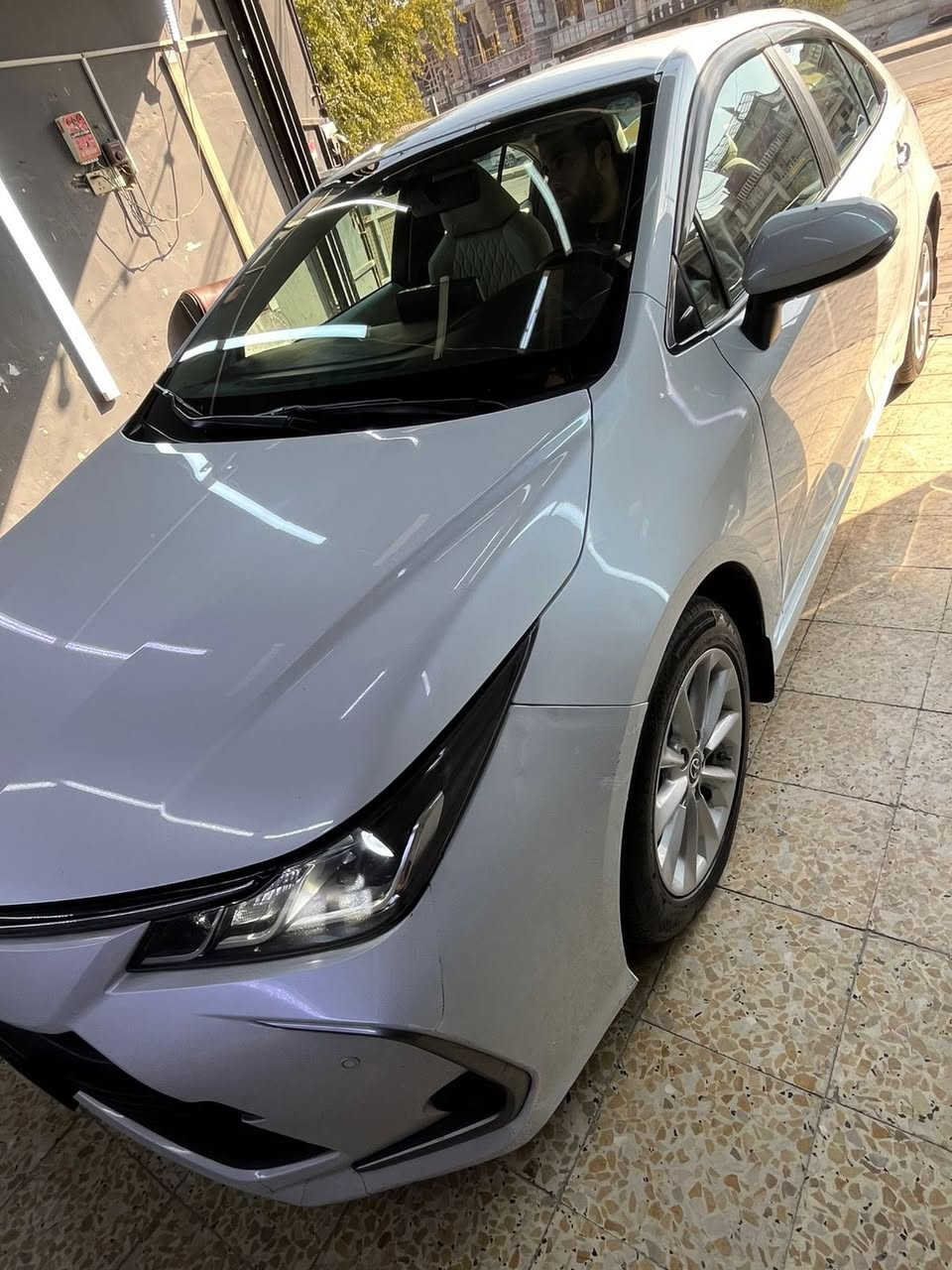 السلام وعليكم 
كورلا موديل2022
شركه سايز شركه باركود
موصفات فول فول ماعده سلايت 
سياره بصمه بيبان صندوك 
مري شفط
لايت زنون
دشبول لونين كشنات لونين
تايرات صدر وضع شركه
سبير شركه
للاستفسار ***********
