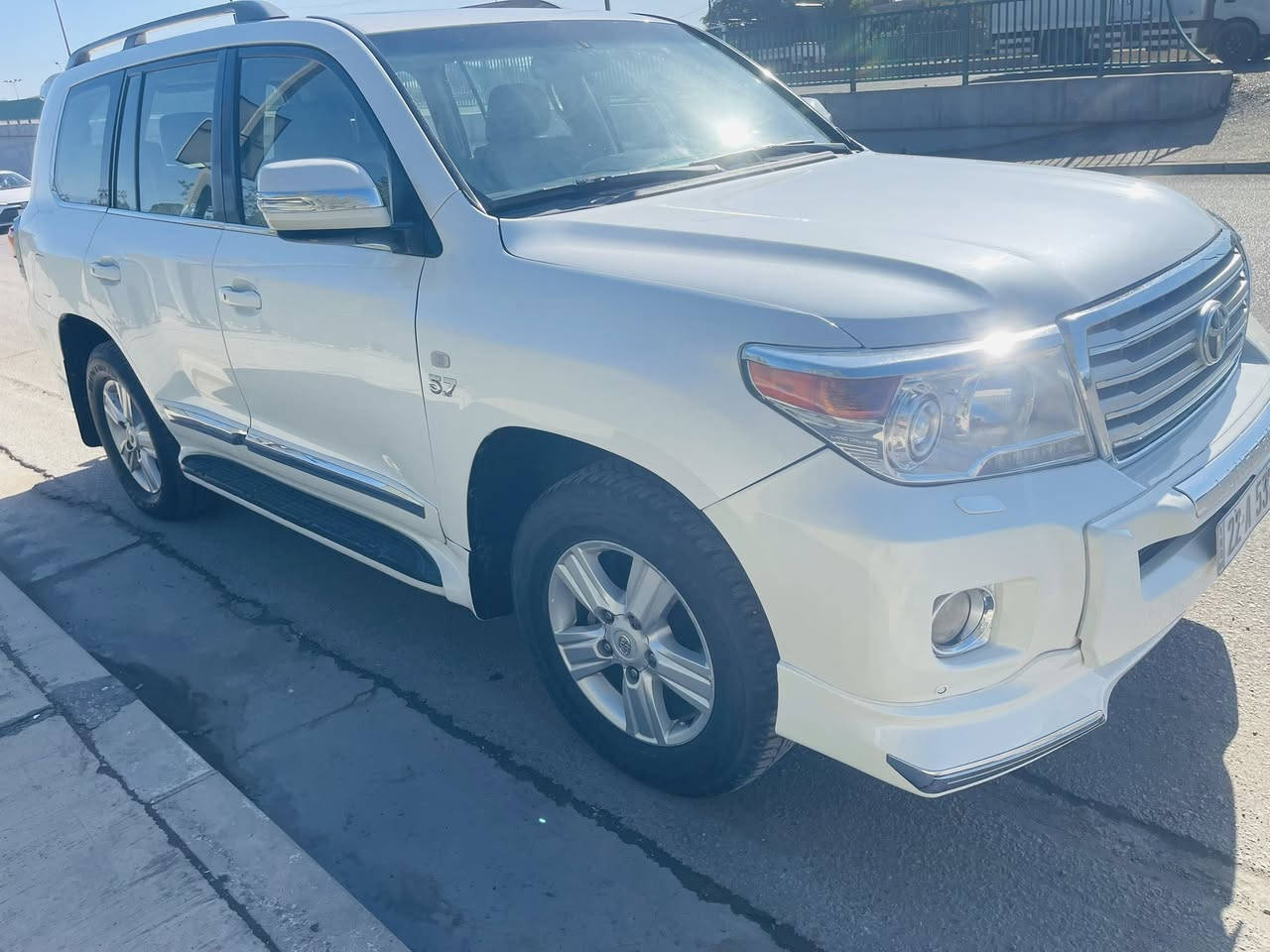 لاندكروز 2009 
8سلندر محرك 4600
فول مواصفات vxr
مكفولة من الصبغ 
قبق الصندوك والبلب خلف السايق مفتوح
السعر 285 وبيهة مجال بسيط
مكاني بغداد حي الجهاد
مامتواجد ع الفيس 
***********
