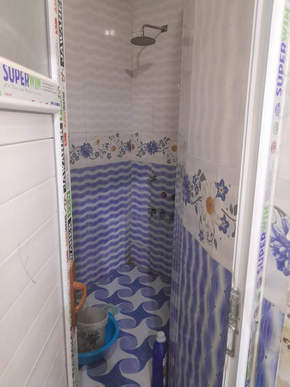 مشتمل للبيع مساحه ١٥٠متر حي المثنى خلف الخضراء خلف مدرسة ابطال العروبه طابق واحد غرفتين نوم مع بعض الملحقات المشتمل بي نواقص لبخ الواجهه ارضيه الكراج ما مطبكه والبيتونه فقط عايزها بورك سعر ٦٠ مليون وبي مجال  اتصال ***********
