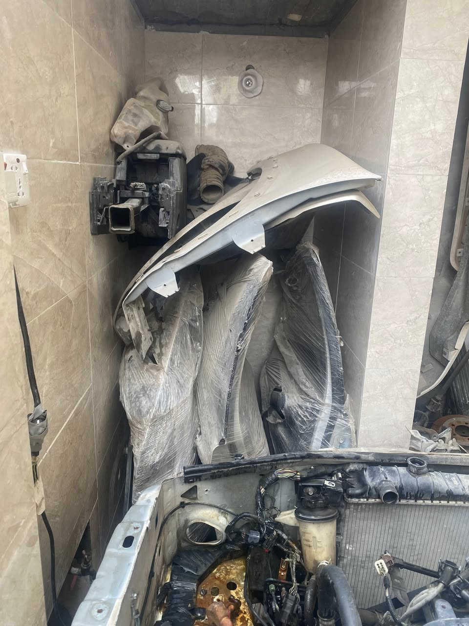 سلام عليكم من رخصه الادمن عندي غراض فورد اكسبلوره موديل 2010  كلهن مال بجم ونضيفات كلش ان شاء الله السعار التعجبكم اتصل وان شاء الله ارضيكم بل اسعار وحاجه النضيفه *********** محمد
