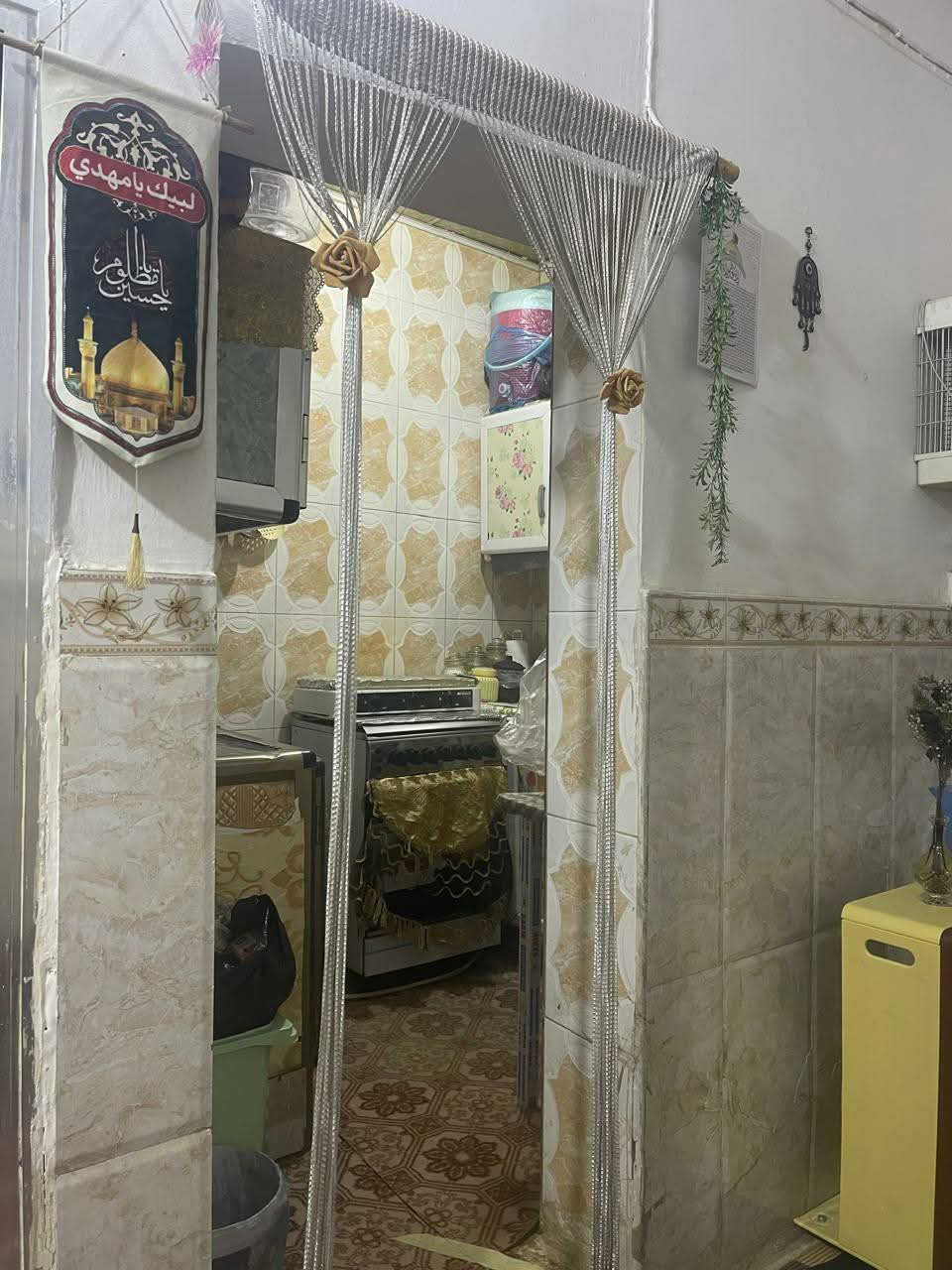 السلام عليكم بيت للبيع في كربلاء   اقرار  ٢٥  المساحة ٥٠ متر طابقين  الطابق الأرضي بي غرفة وصالة ومطبخ وحمام وتواليت والطابق الثاني بي غرفة وصالة وحمام مشترك وسطح بيت جاهز للسكن ونظيف وجميع الخدمات ومنطقة مخدومة مجاري ماي كهرباء الموقع قنطرة السلام شارع البرج مقابيل مجمع وارث وجسر المشاية الجديد شارع الزوار كل قريب عليه وقريب على المدرسي وبقية المناطق وقريب على الامام  سعره كلش مناسب للاستفسار الاتصال على الرقم هذا /***********
