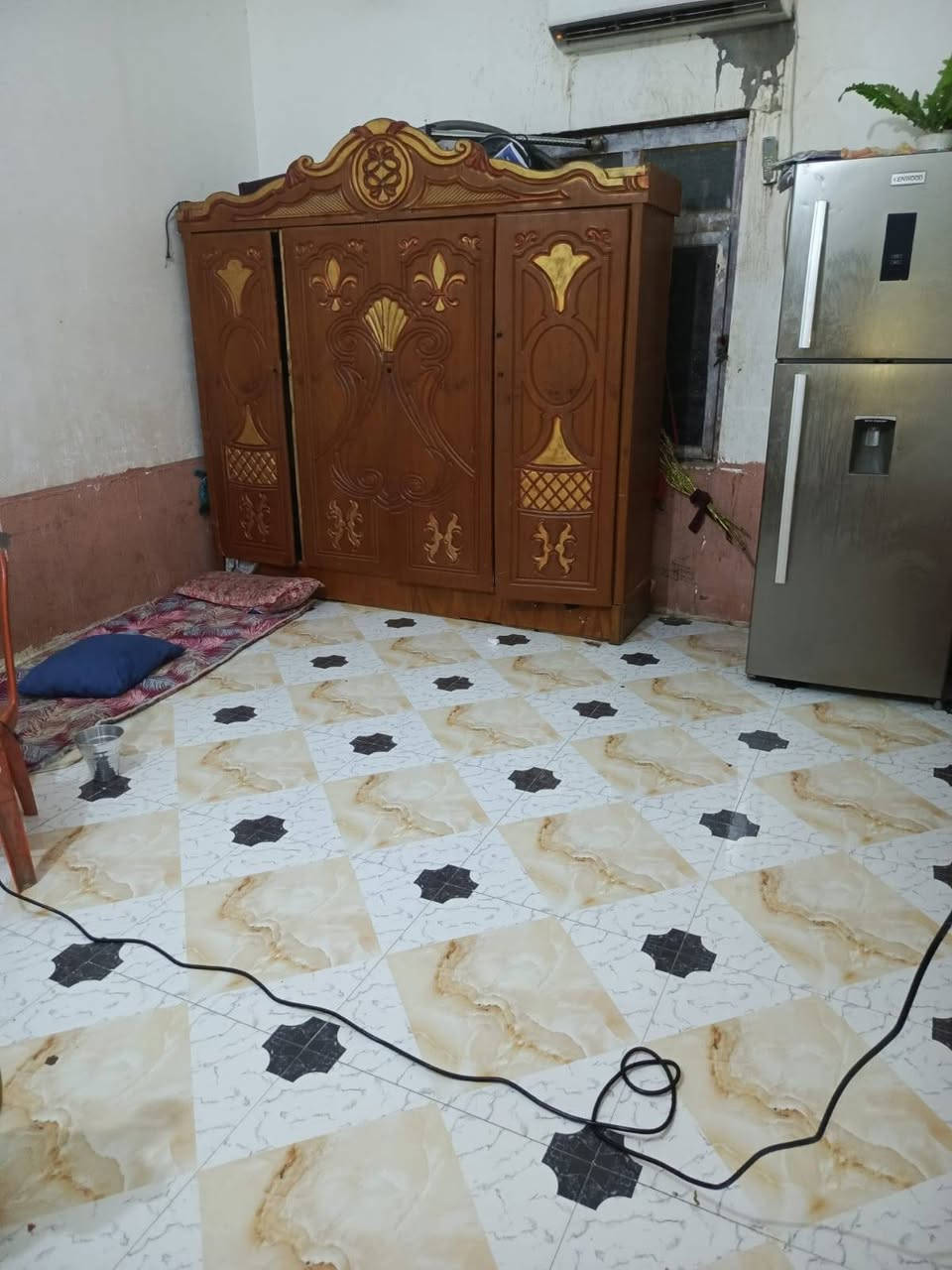 سلام عليكم بيت ١٢٥ متر طابو بحي الفلاح غرفه وصاله ومطبخ وصحيات ***********
