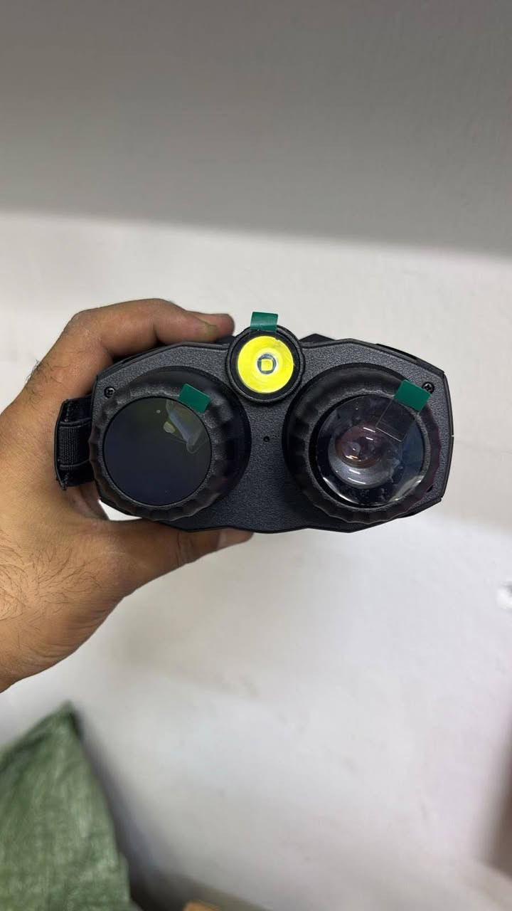 منظار رؤية ليلية رقمي
المواصفات : 

1 البطارية: 
يعمل ببطارية قابلة للشحن مدمجة بجهد 3.7 فولت وسعة ضخمة تصل إلى 5000 مللي أمبير (5000mAh)، وهي ميزة ممتازة تضمن تشغيلاً لفترات طويلة.

2 نظام الرؤية والتكبير:
يحتوي على عدستين أماميتين (واحدة للكاميرا والأخرى لبث كشاف الأشعة تحت الحمراء IR).
مزود بـ مصباح أشعة تحت حمراء (IR) مدمج في المنتصف (الضوء الأصفر اللامع في الواجهة) للإضاءة الليلية.

3 الشاشة الخلفية: 
شاشة عرض رقمية عريضة (LCD) تتيح لك الرؤية بكلتا العينين المفتوحتين براحة دون الحاجة لإغلاق عين واحدة.

4 أزرار التحكم (في الأعلى):
زر التشغيل والإغلاق (Power).
أزرار للتحكم في مستويات الأشعة تحت الحمراء (IR).
زر التقاط الصور والفيديو (SNAP).
زر تبديل الأوضاع (MODE) للتنقل بين التصوير أو الفيديوهات أو استعراض الملفات.

ميزات إضافية:
بوصلة مدمجة صغيرة في الأعلى للمساعدة على تحديد الاتجاهات أثناء الصيد أو التخييم.
منفذ لولبي (نحاسي) في الأسفل لتثبيت المنظار على حامل ثلاثي القوائم

السعر خاص


**إذا كنت صاحب هذا الإعلان وتريد حذفه لأي سبب، رجاءا أرسل رسالة إلى الدعم الفني**