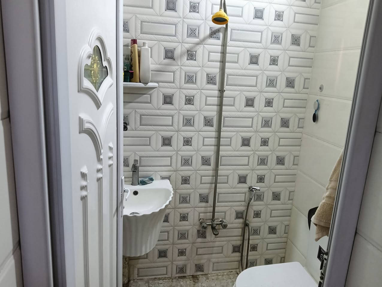 السلام عليك مشتمل 50 متر تجاوز للبيع ساحة الحمزة مجاور منظمة بدر يحتوي على غرفة + استقبال +مطبخ+ حمام تواليت وترك للاستفسار ***********
