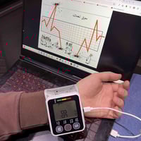 جهاز ضغط الرسغ • ناطق بالعربية • شاشة LCD