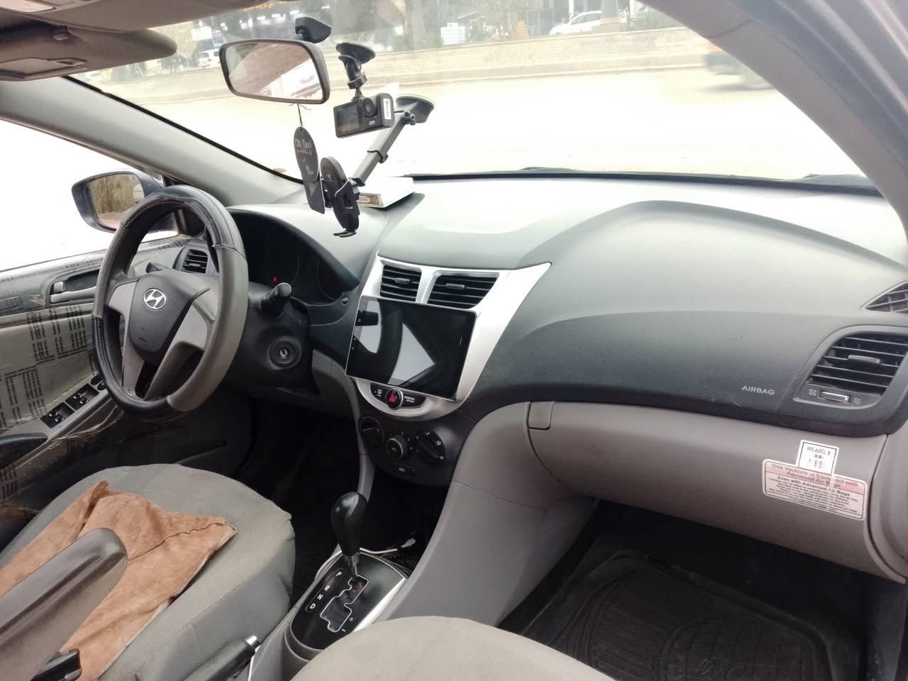 السلام عليكم اكسنت 17 وارد امريكي ضربه جاملغ وشويه من البنيد جهته السايق محرك gdi 1600 كير ومكينه مكفولات تراي حلو دواخل جدد ع وضع الشركه شاشه وكامره خلفيه تبريد ثلج السياره ماشيه 80ميل باسمي سنويه لل30 رقم بابل انكليزي مداور ثاني يوم نضيفه مكاني بابل الحله  غير متواجد فيس  ***********
***********
