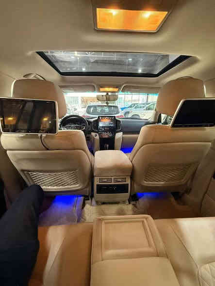 السلام عليكم 
للبيع او مرواس 
تويوتا لاندكروزر فطيم اصل 
كراند تورنك فول مواصفات 
موديل 2021 
حجم المكينة  ٨  سلندر   ٤٦٠٠
كراسي كهرباء وكرسي السايق 3 دكم عدادات لكزس و8 ايرباك والصندوق كهرباء وشفط وباقي المواصفات المعروفة بالاندكروزر 
رقم سليمانية الجديد وبأسمي تحويل مباشر 
ماشية 124 الف حقيقي 
السيارة مكفولة كفالة عامة وجديدة جدا عدا اصبع بارد باب السايق والباقي مكفولة من كلشي 
مكان السيارة بغداد الكرادة 
السعر 545 وبيهة مجال 
للاستفسار 
***********
