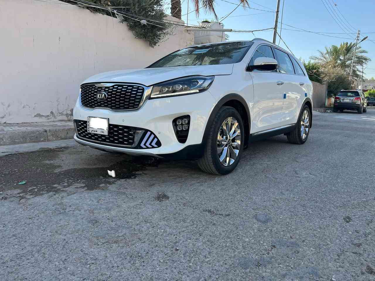 كيا سورنتو خليجي
رقم بغداد مشروع وطني
موديل ٢٠٢٠ شكل ال٢٠ 
دبل شباك شكل الجديد 
لون ابيض 
٦ سلندر ٧ راكب 
فوووووول مواصفات بدون فتحة 
بصمتين: تشغيل وتقفيل 
بردات خلفية اصلية 
الباب الخلفي كهربا
كشنات جلد اصلي لونين
كشنات ٢ كهرباء
شاشة كبيرة اندرويد 
جي : بي: اس : خرائط طرق 
كامرة دوارة اصلية 
حساس امامي وخلفي 
مري شفط مع القفل 
تحكم استيرن فول 
حاكية : ابلوتوث: اوكس 
كيجات السرعة زئبقية 
شاشة الدشبول الكترونية 
نظام ايكو درايف 
نظام سبورت ورياضي وعادي 
تبريد ابيانو لمس 
تبريد ٣ قطع ثلج 
مانع انزلاق وانحدار 
اضواء ترحيب بليدات 
علامة سورنتو بلدوسة 
لد امامي وخلفي 
لايت زنون اصلي 
اشاير بلمري 
يدات نيكل اصلي 
ويل اكروم ١٩
تخم تاير جديد لك 
ماشية ٧٠ الف اصلي 
لايت اسود ٥ عدسات 
كير ومكينة وصدر وحدادية وتبريد كفالة عامة 
بدون ضربة وتبديل واسخوط وبارد ورصعات وصبغ عدى بارد صغير فقط
سيارة جديدة ومال بيت مابية اي نقص 
كتلوكات الشركة موجودات// البصمة الثانية ممستخدمة// 
السعر ٢٣٢$
***********
