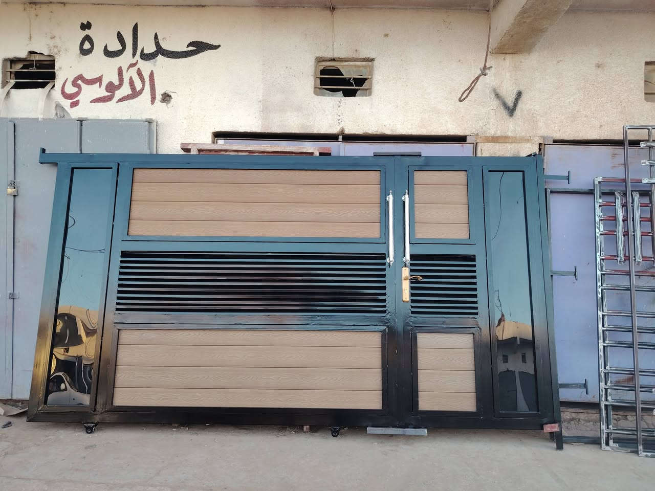 حدادة الآلوسي
باب بديل الخشب
بديل الخشب ثقيل 
حديد ثقيل
ابو عمر الآلوسي *********** واتساب
ابو مينا الآلوسي ***********
قرب زاهد ابو احمد الآلوسي التبريد
عنوان الحقلانية حي الصناعه
